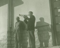 Zadnji član nekadašnjeg sastava "gunci", trompetista. IEF foto 1715. Snimio/zapisao/zapisao: Ivan Ivančan. Juricani, 1957. Iz dokumentacije Instituta za etnologiju i folkloristiku, Zagreb.
