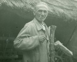 Tone Peteh, graditelj narodnih duvačih instrumenata. IEF foto 2048. Snimio/zapisao: Ivan Ivančan. Petešljari (Žminj), 1960. Iz dokumentacije Instituta za etnologiju i folkloristiku, Zagreb.