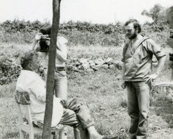 Lovro Batel and ethnologist doing fieldwork -  the making process of mišnice and fieldwork documentation. Bateli (Barban), 1982. Snimio: Z. Mileusnić. EMI/MEI archive.